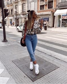 Comfy Jeans Outfit, Outfits Woman, Foto Tips, Outfits With Converse, Woman Fashion, Looks Vintage, Outfits Casuales, White Sneakers, Cute Casual Outfits