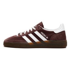 About Adidas Handball Spezial Shadow Brown Gum Adidas Handball Spezial Shadow Brown Gum combines the legendary 1979 silhouette with a completely new approach by Adidas. The entire shoe is based on a subdued shade of brown, which contrasts perfectly with the white. Shade Of Brown, Adidas Handball Spezial, Adidas Handball, Model Fits, Christmas Wishlist, Ultra Violet, The White, Gum