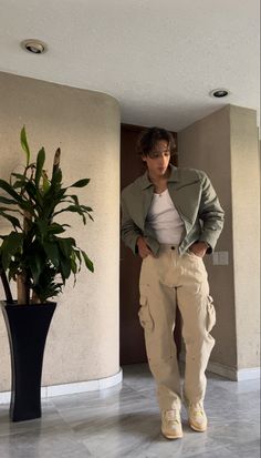 Pose Idea Men, Outfit Inspo Winter Men, Cargos Men Outfit, Guys Outfits Cargo Pants, Men Outfit Inspo Aesthetic, Aesthetic Hombre, Outfits Hombre Streetwear, Starboy Outfit Aesthetic, Starboy Style Men