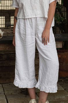 Your new favorite linen pant. Designed with an elastic waist generous fit for maximum comfort and breathability. The perfect mix of minimalism and romantic ruffles. Lovingly sewn in San Antonio, Texas. XS waist 24" expands to 36" hip 44" S waist 26" expands to 38" hip 46" M waist 28" expands to 40" hip 48" L waist 30 " expands to 42" hip 50" XL waist 32" expands to 44" hip 52" XXL waist 34" expands to 46" hip 54" Length 35" Ruffle Pants Pattern, Shabby Chic Outfits, Outfit Recreation, Bloomer Pants, Linen Slip Dress, Shabby Chic Clothes, Crop Style, Linen Pant, Cropped Linen Pants