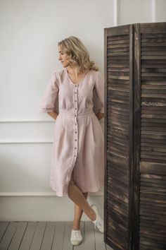 "Each mother of the bride dress is tailored to the unique body measurements of our customers. We take pride in our commitment to avoiding mass production in factories. Every creative aspect and sewing task is thoughtfully rewarded, ensuring fairness throughout the process. DESCRIPTION: Our mother of the bride knee-length linen dress - a blend of timeless elegance and classic comfort. With half sleeves and an easy button-down style, it exudes a vintage-inspired simplicity. The subtle ruffles alon Mother Of The Bride Dresses Vintage, Bride Dress Vintage, Linen Wedding Dress, Rustic Dresses, Dusty Rose Dress, Dress Retro, Vestidos Vintage, Vintage Inspired Dresses, Mother Of The Bride Dress