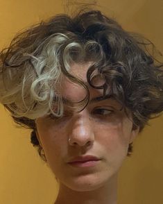 Poliosis Hair Men, Heart Shape Bangs, Undercut Bleached Hair, Good Hair Colors For Brunettes, Dyed Curly Hair Ideas Men, Really Curly Hair Men, Masc Hair Dye Ideas, Curly Hair With Bangs Men, Middle Part Dyed Hair Men