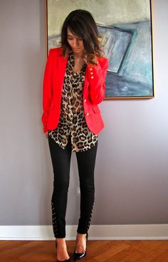 red blazer. leopard blouse. black skinnies. heels. Professional Work Outfit, Leopard Blouse, Red Blazer, Wearing Red, Fashion Mode, Business Casual Outfits, Looks Style, Work Attire