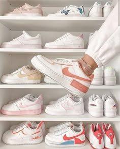 2023 Resolutions, Nike Kicks, Fav Shoes, White Nike Shoes, Nike Shoes Girls, Dr Shoes, Trendy Shoes Sneakers, Jordan Shoes Girls, Preppy Shoes