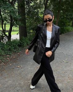 Black Leather Blazer Outfit, Blazer Outfits Women, Black Coat Outfit, Leather Blazer Women, Ny Outfits, Blazer Outfits Casual, Black Leather Blazer