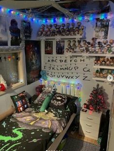 #aesthetic #StrangerThings Stranger Things Room, Things For My Room, Cool Room Designs, Stranger Things Actors, Stranger Things Have Happened, Stranger Things Stuff, Cool Room, College University, Stuff I Need