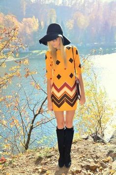 Les années 70’s au goût du jour Seventies Dress, Golden Day, Seventies Style, 70s Look, Boho Boots, Seventies Fashion, Big Hat, Boho Accessories, Sleeves Dress