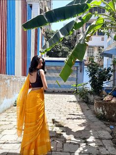 Back Poses In Saree, Simple Poses In Saree, Chennai Outfits, Onam Saree Ideas For College, Traditional Day Outfit For College Saree, Saree Aesthetic Poses, Saree Pics Poses, Farewell Sarees For Teens, Sadi Pose