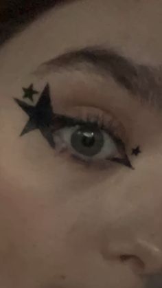 Fun graphic star eyeliner Graphic Brown Eyeliner, Eyeliner Ideas Hooded Eyes, Star Eyeliner Tutorial, Cross Eyeliner, Interesting Eyeliner, Fun Graphic Liner, Cute Eyeliner Looks, Star Graphic Liner, Star Wars Makeup Ideas