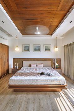 Bedroom ceiling ideas Unique Bedroom Design, Decorating Bedroom, Bedroom Interior Design Luxury, Wooden Bed Design, Lighting Bedroom, Makeover Bedroom, Interior Design Per La Casa, Modern Bedroom Interior