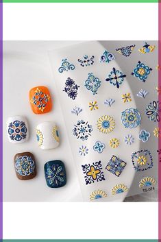 Looking for nail designs that are both fashionable and practical? Dive into our idee unghie corte collection and discover trendy designs that are perfect for everyday wear.\n Nail Art Bleu, Bohemian Nails, Manicure Diy, Blue Nail Art, Abstract Pattern Design, Nail Patterns