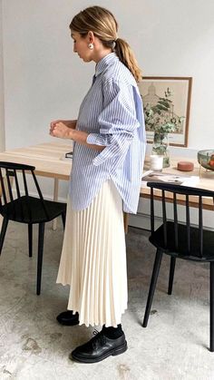 Mode Dope, Cos Fashion, Rok Midi, Pleated Skirt Outfit, Skirt Diy, Spring Capsule Wardrobe, Mode Inspo