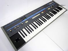 an electronic keyboard sitting on top of a white table