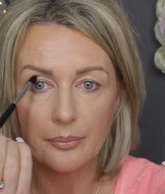 How To Make Up Hooded Eyes, Eye Makeup Hooded Eyes Older Women, Simple Makeup Looks For Older Women, Applying Eyeshadow Hooded Eyelids, Eye Makeup For Aging Eyes, Eye Makeup For Droopy Eyelids, Easy Hooded Eye Makeup For Beginners, Eye Makeup For Hooded Eyes Over 50, Hooded Green Eyes