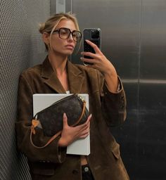 Aesthetic Gucci, Suede Jacket Outfit, Glasses Aesthetic, Chic Outfits Classy, Outfit Inspo Spring, Suede Outfit, Fall Chic, Daily Outfit Inspiration, Spring Fashion Outfits