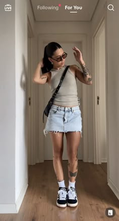 Collage Summer Outfits, Short Jean Skirt Outfits Aesthetic, Trendy Short Denim Skirt For Streetwear, Outfits Verano Aesthetic, Outfit Casual Verano, Summer Mini Skirt For Streetwear, Short Denim Skirt Outfits, Casual Denim Mini Cargo Skirt, Outfits Calor