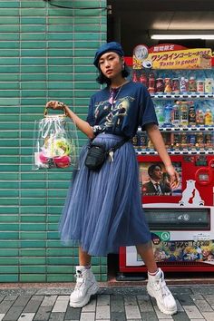 Italian Street Style, London Street Fashion, Tokyo Fashion Street, Skirt Sneakers, Mode Harajuku, Rihanna Street Style, Gigi Hadid Street Style, European Street Style, Autumn Chic