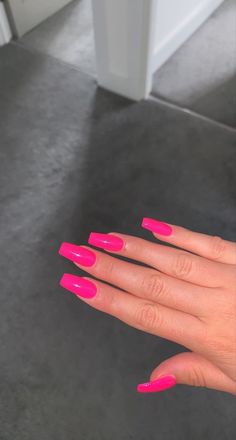 Trendy Minimalist Nails Nail Art Designs For Summer, Pink Tip Nails, Bright Pink Nails, Tout Rose, Pink Nail Designs, Acrylic Nails Coffin Short, Summer Acrylic Nails