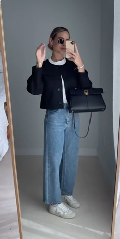 Flare Trousers Outfit Work, Going Out Outfits Millenial, Dark Jeans Office Outfit, Oxford Blouse Outfit, Blue Button Down Shirt Outfit Fall, Boat Neck Blouse Outfit, Daily Chic Outfits, Classy Fall And Winter Outfits, Dark Blue Jeans Work Outfit