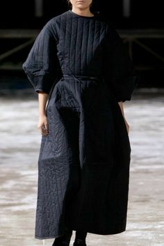 Latest Fall Fashion Trends, Minimalist Moda, Woman In Black, 가을 패션, Fall Fashion Trends, Fashion Mode, Outfits Casuales, Long Coat