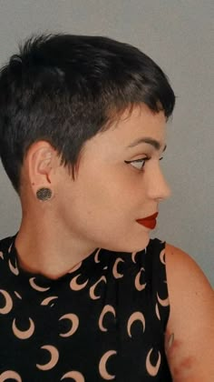 Super Short Pixie Cuts, Short Fade Haircut, Pixie Haircut Ideas, Haircut Styles For Women, Short Dark Hair, Crop Hair