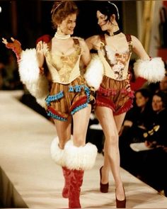 Vivienne Westwood Designs, Vivienne Westwood Fashion, Runway Fashion Couture, The Vivienne, Estilo Punk, Marie Antoinette, Mode Inspiration, Vivienne Westwood, Couture Fashion