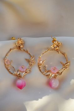 "Cottage gold crown of leaves and pink cristal peach, fruit glass earrings, wedding earrings, gift for her, custom earrings You're going to love these floral and fruity earrings! The earrings feature a flower with a crown of leaves and small pink crystal Czech flowers attached to it. At the end of each earring, a pink crystal peach adds a delicious and summery touch. These lightweight and comfortable earrings are the perfect choice for special occasions or to add a touch of glamour and femininit Handmade Pink Crystal Earrings For Wedding, Delicate Pink Pierced Earrings, Delicate Pink Earrings, Crown Of Leaves, Comfortable Earrings, Princess Earrings, Peach Fruit, Fruit Jewelry, Cute Box