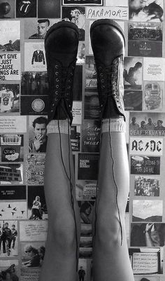 Dr Martens Aesthetic, Fotografia Grunge, Stile Kylie Jenner, Converse Outfits, Look Grunge, Grunge Accessories, Vintage Hipster, Boots Ugg