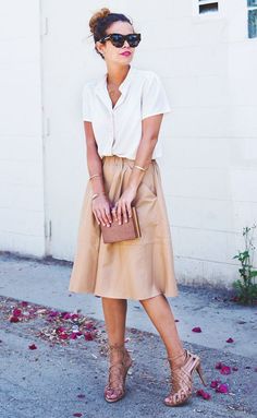 Sara of Collage Vintage wearing a button-up blouse tucked into a leather midi skirt with tan lace up heels Minimalisticky Chic, Minimal Chic Outfit, Midi Rock Outfit, Midi Leather Skirt, Rok Midi, Rok Outfit, Estilo Hipster, Rock Outfit, Summer Work Outfits