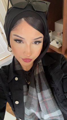 Hijabi Business Women, Hijab Scarf Ideas, Veiling Styles, Hijabi Inspiration, Pretty Hijabi, Warmers Outfit, Veiled Beauty, Makup Looks, Leg Warmers Outfit