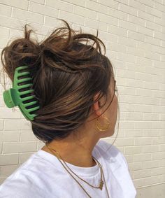 6 lässige, einfache Haarklammer-Frisuren für jede Haarlänge #refinery29 https://www.refinery29.com/de-de/haarklammer-frisuren-fuer-jede-haarlaenge more in telegram Green Claw Clip, Claw Clip Hairstyles, Hair Clip Hairstyles, Clip Hairstyles, Have Inspiration, Claw Hair Clips, Hairstyles For School, Aesthetic Hair, Claw Clip