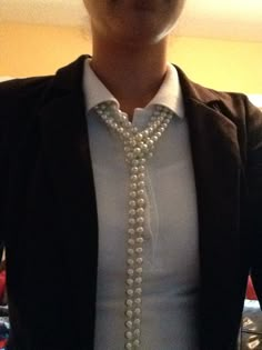 Pearls fashioned as a tie, not bad! Accesorize Outfits How To, How To Tie Pearl Necklace, Pearl Tie Necklace Outfit, Styling Pearls, Scarf With Pearls, Pearl Tie Shaped Necklace, Chic Button-up Tops With Pearl Buttons, Tie Not