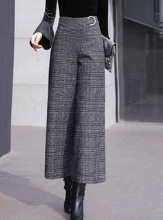 Plaid Wide Leg Pants, Winter Trousers, Pants Women Fashion, Work Outfits Women, Mode Inspiration, Black Plaid, Look Fashion