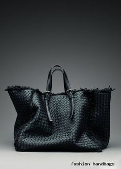 Black And White Handbag, Bottega Veneta Handbag, Sacs Tote Bags, Designer Luggage, Bag Obsession, White Handbag, Handbag Heaven, Beautiful Handbags, Big Bags