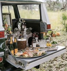 an old car with food and drinks on the back