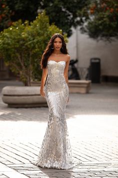 Malisa - Silver Strapless Sequin Gown with Sweetheart Neckline & Train – A&N Luxe Label Prom Photoshoot Poses, Year 12 Formal Dresses, Md Dress Ideas, 18th Dress, Mermaid Beach Wedding, Formal Dresses Ideas, Nice Long Dresses, Beach Anniversary, Unique Gowns