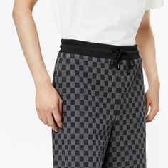 These shorts showcase the house's new damier jacquard motif. The woven all-over pattern adorns a brushed-back cotton fabric, with old gold staples adding an extra signature to the side seams. Tailored in a regular fit, the piece features side and back pockets, and a knitted belt. Louis Vuitton Official, Color Dorado, Handbag Shopping, Perfect Gift For Her, Fashion Books, Men's Collection, Louis Vuitton Damier, Latest Design, Fitness Models