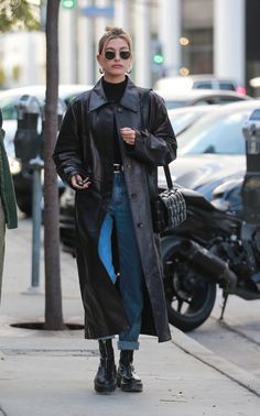 Leather Coat Outfit, European Style Outfits, New York Aesthetic Outfits, Jacket Outfit Women, Hailey Baldwin, Star Style, Closet Fashion, Hailey Bieber, Celebrity Fashion