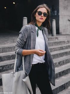 look per il rientro in ufficio - occhiali da sole e bandana al collo Work Outfits Frauen, Power Dressing, Looks Street Style, How To Wear Scarves, Mode Inspo, Blazer Outfits, Fall Street Style, Plaid Blazer