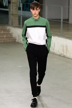 Carven Spring 2015 Menswear Fashion Show Collection Men Shirt Style, Sneakers Men Fashion, Mens Fashion Summer, Stylish Men, Men's Collection, Look Fashion, Mens Summer, Fashion Magazine, Runway Fashion