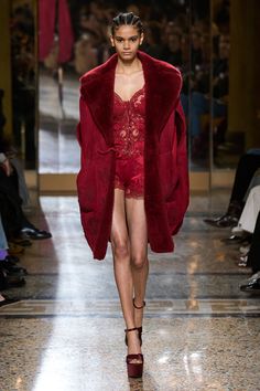 Ermanno Scervino - Fall 2023 Ready-to-Wear https://www.vogue.com/fashion-shows/fall-2023-ready-to-wear/ermanno-scervino/slideshow/collection#29 Red Runway Fashion, Velvet Sheath Dress, Womens Fashion Trends, Latest Fashion For Women