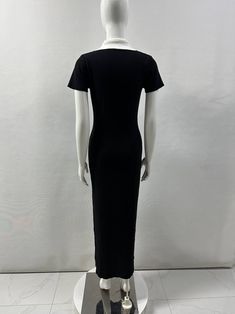 La robe mi-longue en tricot côtelé à manches courtes Lola de Hot Fashionista est une pièce chic et polyvalente qui allie des éléments de design classiques à un confort moderne. Parfaite pour divers contextes, des sorties décontractées aux événements plus formels, cette robe présente un décolleté à col, un tissu en tricot côtelé et une longueur midi flatteuse. Voici les principales caractéristiques qui font de cette robe un choix remarquable :

 Modèle à manches courtes :





 Classique et confortable : les manches courtes offrent un look intemporel, confortable et adapté à diverses occasions.



 Style polyvalent : Idéales à superposer ou à porter seules, les manches courtes offrent un style polyvalent qui fonctionne bien dans différentes saisons.




 Encolure à col :





 Look soigné : Short One Piece, Rib Knit Fabric, Cami Crop Top, Knit Midi, Knit Midi Dress, Outerwear Sweater, Versatile Style, Polished Look, Short Sets