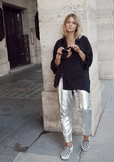 Tendência: calça metalizada – Patricia Cella Silver Jeans Outfit, Silver Pants Outfit, Metallic Pants Outfit, Silver Pants, Ig Pics, Vans Outfit, Metallic Pants