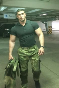 Muscular Policeman, Millitary Guys Usa, Us Military Men, Russian Men Military, Muscle Hunks, Hunks Men, Beefy Men, Manama