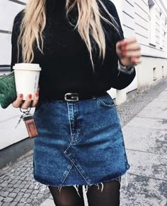 Style A Denim Skirt, Denim Skirt Fashion, Jean Skirt Outfits, Casual Skirt Outfits, Skirt Denim, Trendy Skirts