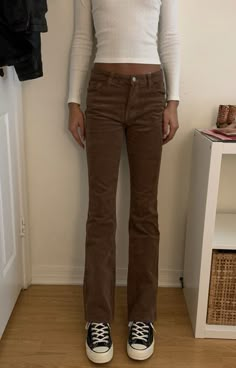 Curdoroy Pants Outfit Womens Brown, Brown Courdory Jeans Outfits, Brown Jean Outfits, Courdory Jeans Outfits, Brown Pants Outfit Winter, Cute Autumn Outfits, Degree Outfit, Autumn City