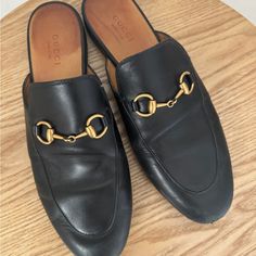 These Shoes Are So Comfortable And Perfect To Dress Up Any Outfit From Sweatpants To Jeans. Look Chic And Ready To Go With These Gucci Slides! They Have Scoffs In The Front As Shown In The Picture. Gucci Slides, Jeans Look, Leather Mules, Gucci Black, Gucci Shoes, Ready To Go, Look Chic, Mule Clogs, Mules Shoes