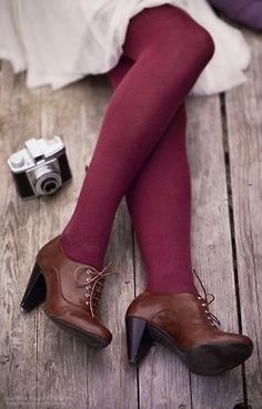 high heel oxford outfits - Google Search Burgundy Tights, Purple Tights, Mode Shoes, Colored Tights, Grunge Look, Oxford Heels, Moda Vintage, Socks And Tights, Brown Shoe