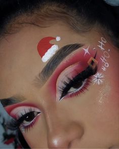 Cute Christmas Eyeshadow Looks, Red And Green Christmas Eyeshadow, Santa Hat Makeup, Makeup Looks Christmas Easy, Christmas Eyeshadow Simple, Christmas Work Makeup, Christmas Make Up Idea Easy, Cool Christmas Makeup Looks, Christmas Makeup Step By Step