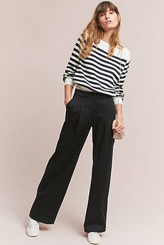 Wide Leg Trousers With Flats, Womens Casual Trouser Outfit, Navy Slacks Outfit Women Work Attire, How To Style Black Wide Leg Trousers, Wide Leg Trousers Outfit Fall, Casual Wide Leg Trousers Outfit, Wide Legged Trousers Outfit, Black Wide Leg Trousers Outfit Casual, Womens Wide Leg Pants Outfit